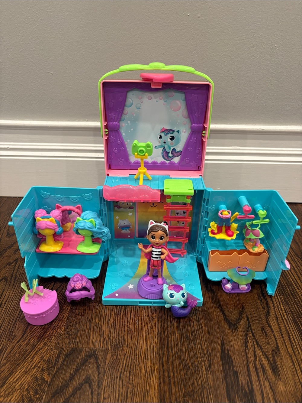 Gabby’s Dollhouse Dress-Up Closet Portable Playset, with Gabby & MerCat figures - Picture 3 of 8